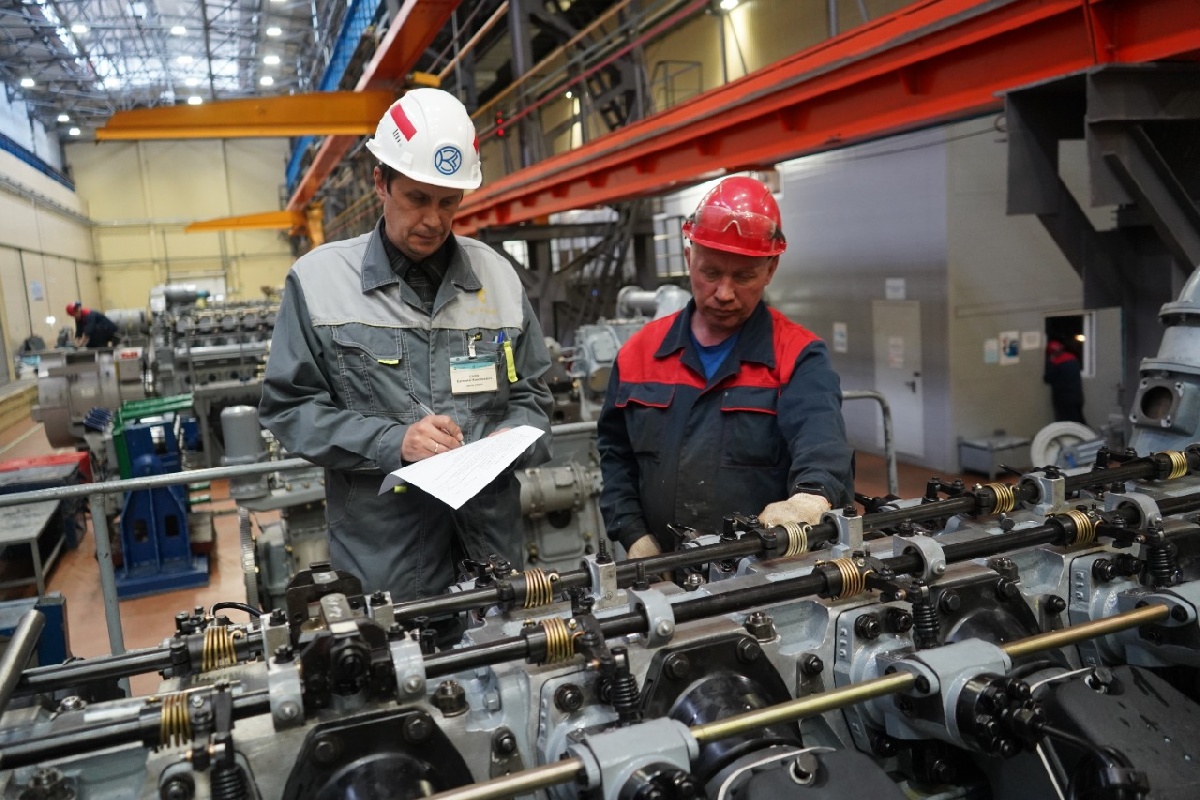 В машиносборочном цехе Коломенского завода осуществляется окончательная сборка и испытание серийных дизельных двигателей.