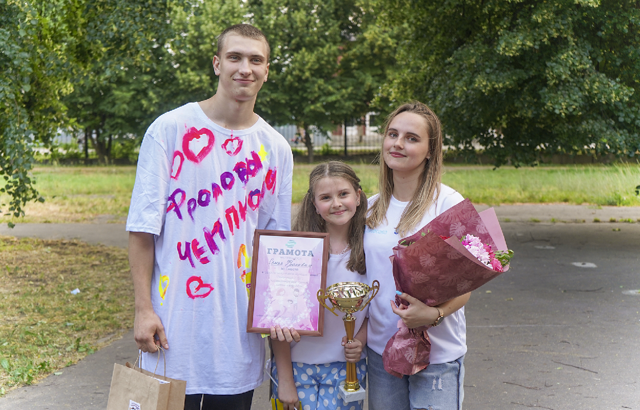 Сотрудница Коломенского завода Виктория Фролова со своей семьей заняла 1 место в городском конкурсе «Семья года», приуроченном ко Дню семьи, любви и верности.